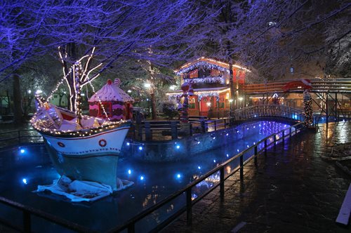 Μύρισαν Χριστούγεννα: τα Χριστουγεννιάτικα χωριά της Ελλάδας κι ένα μουσείο Χριστουγέννων!