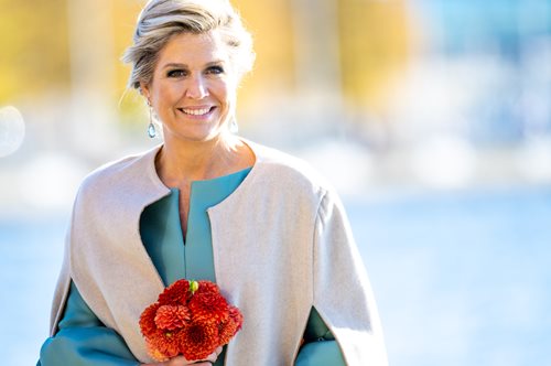 Βασίλισσα Μάξιμα: Με τα γοβάκια της Σταχτοπούτας παραδίδει μαθήματα royal style στο κέντρο της Αθήνας