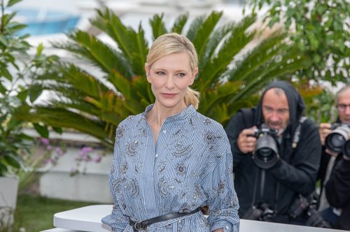 Η Κέιτ Μπλάνσετ βρήκε το πιο κολακευτικό καθημερινό κραγιόν για γυναίκες άνω των 50