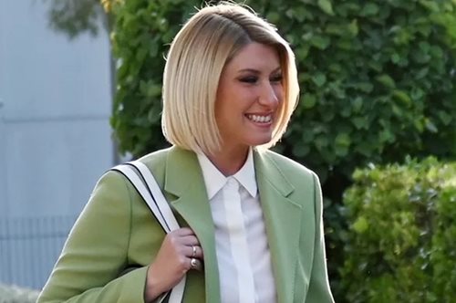 Η Σία Κοσιώνη με sneakers στο κεντρικό δελτίο ειδήσεων: 