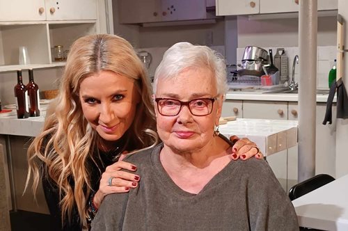 Ξένια Καλογεροπούλου: Η συγκινητική στιγμή που η δημοσιογράφος Μαίρη Αρώνη γονατίζει πλάι της για να την δεί