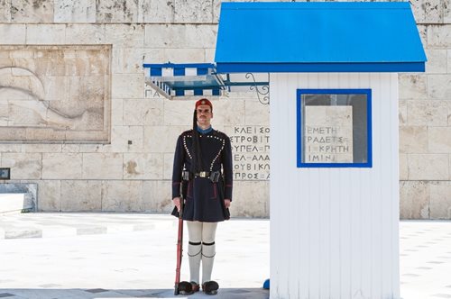 Επιτάφιος: Η μοναδική στιγμή που ο Εύζωνας σκύβει το κεφάλι