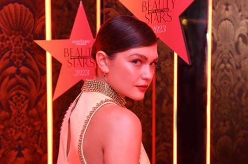 Κλέλια Ανδριολάτου: Η κομψή εμφάνιση της ambassador των Beauty Stars with attitude by Madame Figaro στα βραβεία