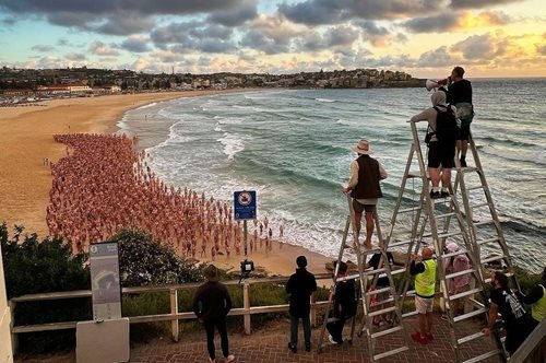 Αυστραλία: 2.500 άνθρωποι πόζαραν γυμνοί στην παραλία
