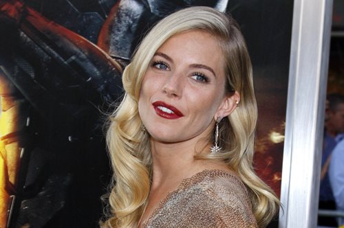 Σιένα Μίλερ: Η αποκαλυπτική Schiaparelli εμφάνιση με φουσκωμένη κοιλιά στο κόκκινο χαλί