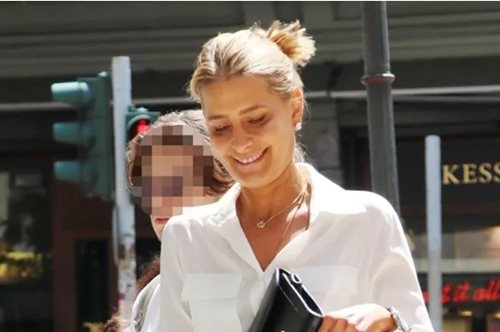 Η Τατιάνα Μπλάτνικ μετά το διαζύγιο: Η τρυφερή αγκαλιά με φόντο την Ακρόπολη & ο ορισμός της ευτυχίας