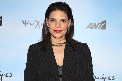 H Μαρίνα Ασλάνογλου στιλάτη με ανδρόγυνο look και signature κόκκινο κραγιόν