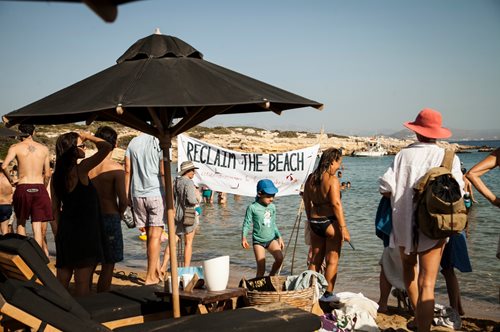 Πάρος: 300 πολίτες στο πρώτο μπάνιο – παρέμβαση διαμαρτυρίας για ελεύθερες παραλίες