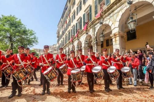 Πάσχα στην Ελλάδα: Προορισμοί, έθιμα, ξενοδοχεία και εστιατόρια για να σχεδιάσετε τα καλύτερα ταξίδια