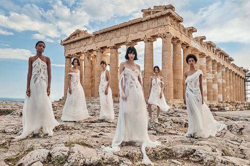 Ο αρχαίος ελληνικός πολιτισμός εμπνέει σήμερα σχεδιαστές και καλλιτέχνες σε όλο τον πλανήτη