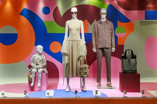 Οι ανοιξιάτικες βιτρίνες του notos γεμίζουν χρώμα το κέντρο της Αθήνας!