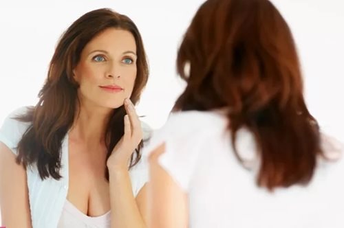 Οι καλύτερες κρέμες ημέρας για τις ανάγκες της επιδερμίδας στην εμμηνόπαυση