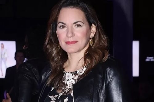 Η Όλγα Κεφαλογιάννη με το passe-partout πανωφόρι για την Άνοιξη 2024