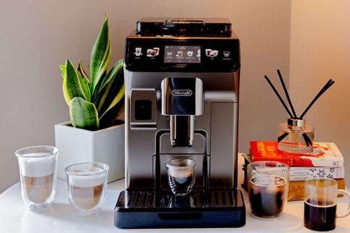 Ζήσε την Perfetto εμπειρία καφέ με την πλήρως αυτόματη μηχανή Eletta Explore της De'Longhi