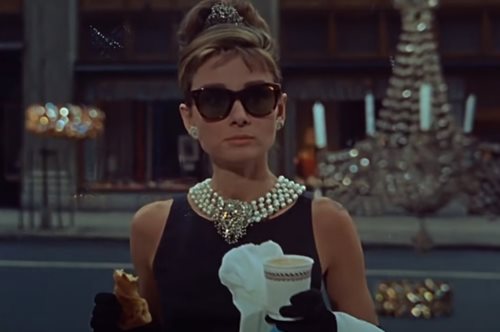 Έξι διαχρονικά staples από την γκαρνταρόμπα της Όντρεϊ Χέπμπορν που δεν θα σταματήσουμε ποτέ να φοράμε