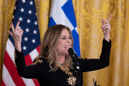 Η Ρίτα Γουίλσον τραγουδάει Σταμάτη Κόκοτα στον Λευκό Οίκο με αφορμή τον εορτασμό της 25ης Μαρτίου (βίντεο)