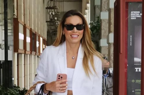 Το casual girly look της Μαριέττας Χρουσαλά με ένα τζιν παντελόνι είναι ιδανικό για εξορμήσεις στην εξοχή