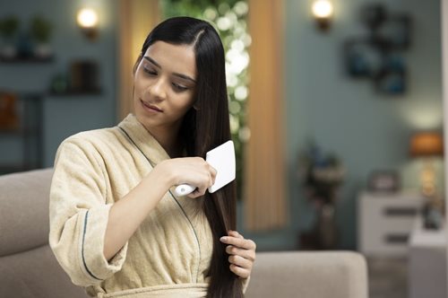 5 κινήσεις που πρέπει να αποφεύγεις για να έχεις δυνατά μαλλιά