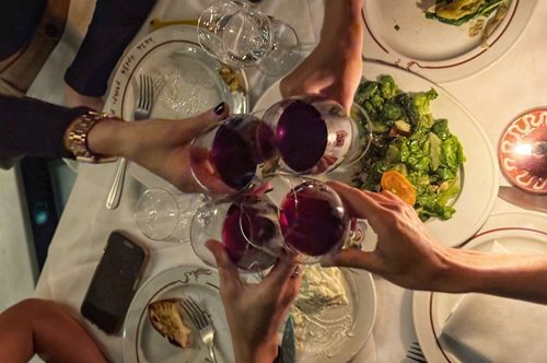 Γιατί έγινε ξανά της μόδας η ταβέρνα