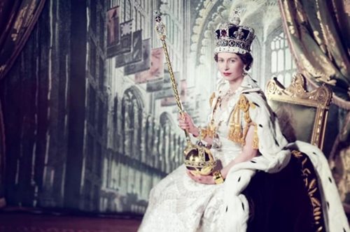 Γιαγιάδες Βρετανίδες θυμούνται τη στέψη της Βασίλισσας Ελισάβετ 70 χρόνια μετά