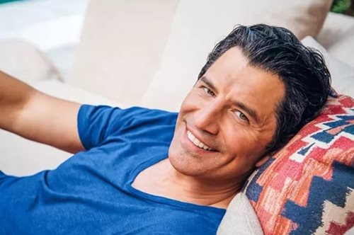 Σάκης Ρουβάς: Έφτιαξε το πιο δροσιστικό σπιτικό ρόφημα