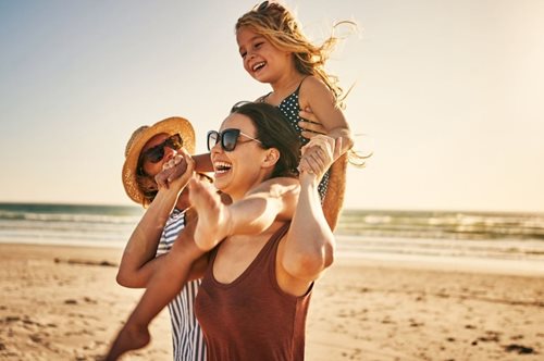 All-in sun care: Τα summer sets που προσφέρουν αντηλιακή προστασία σε όλη την οικογένεια