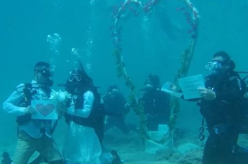 Ο Πέτρος και η Μυρτώ αντάλλαξαν όρκους αιώνιας αγάπης στο μαγευτικό βυθό της Αλοννήσου