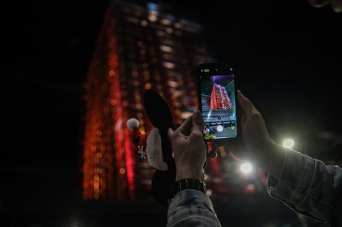 Φωταγωγήθηκε ο Πύργος του Πειραιά