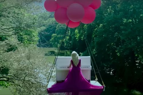 Πιάνο στον αέρα απλώνει μελωδίες πάνω από τα Τέμπη- μαγικό!