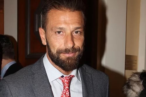 Ο Γιάννης Μαρακάκης σε μία σπάνια, δημόσια εμφάνιση με την κατάξανθη κόρη του