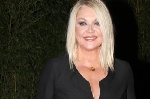 Η Ρούλα Κορομηλά στην προετοιμασία για βραδινή έξοδο - το διαχρονικό ερώτημα για τα σωστά παπούτσια και το μίνιμαλ σαλόνι του σπιτιού της