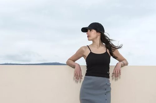 H Ραφαέλα Ψαρρού σου προτείνει τα effortless cool looks του καλοκαιριού με κομμάτια από τη νέα συλλογή της Calvin Klein