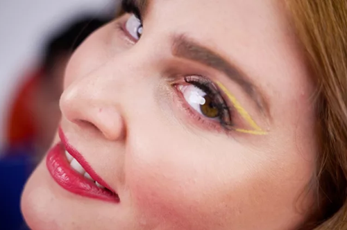 H Εβελίνα Νικόλιζα απαντά σε 3 beauty ερωτήσεις στο πιο απολαυστικό βίντεο που θα δεις σήμερα