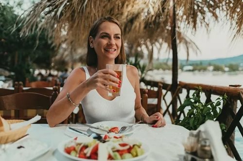 Καλοκαιρινές συνήθειες που επιβαρύνουν σοβαρά το συκώτι σου - Πώς να το προστατέψεις φυσικά