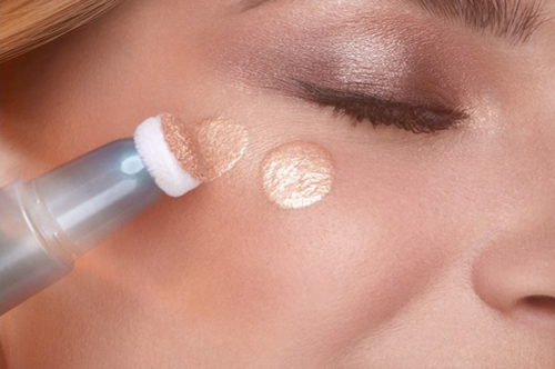 Summer Trends: Το μακιγιάζ του φετινού καλοκαιριού θα έχει άφθονο glam και λάμψη