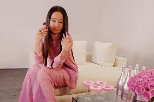 H Βέρα Γουάνγκ είναι 74 αλλά πάντα γιορτάζει τον Άγιο Βαλεντίνο