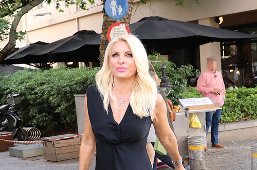 Ίδια η κόρη της Βαλέρια: Η Ελένη Μενεγάκη  στο πρώτο της εξώφυλλο