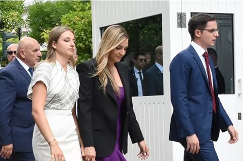 Δάφνη και Σοφία Μητσοτάκη: Τα outfits που φόρεσαν στην ορκωμοσία του Κυριάκου Μητσοτάκη