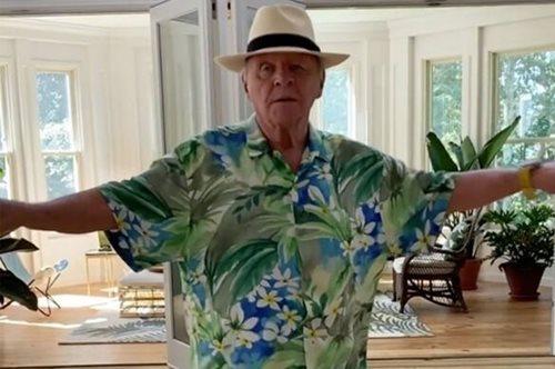 Σερ Άντονι Χόπκινς: Ο 85χρονος ηθοποιός χορεύει ρούμπα στην...κουζίνα του