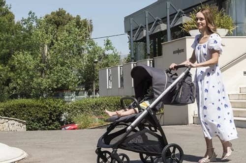 Η Αντιγόνη Βιντιάδη επέλεξε το σύστημα μεταφοράς Aptica Quattro της Inglesina, για την καθημερινότητα με το μωρό της