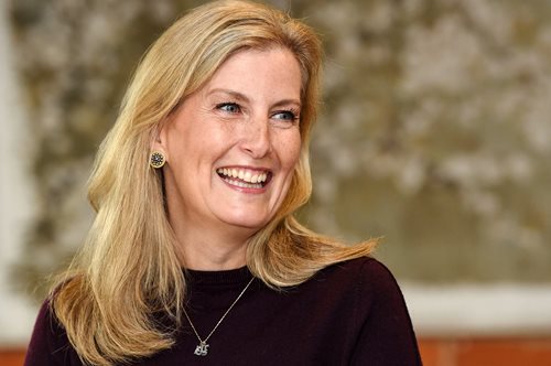 Το απροσδόκητο εορταστικό look που επίλεξε η Κόμισσα του Ουέσσεξ στην χριστουγεννιάτικη συναυλία του Παλατιού