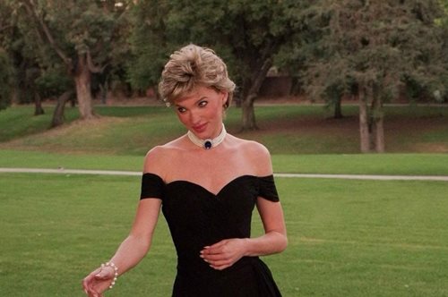 Η Έλσα Χοσκ μεταμορφώθηκε σε πριγκίπισσα Νταϊάνα και κάποιοι την κατηγορούν για ασέβεια