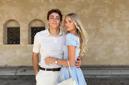 Και το μετάλλιο πάει... Σαντορίνη: Ο Μόντο Ντουπλάντις δαγκώνει το χρυσό παρέα με τη σύντροφο του