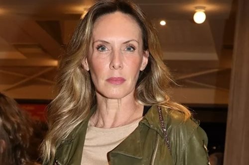 Η Εβελίνα Παπούλια και η ολόδια κόρη της, Αφροδίτη,αγκαλιά σε βραδινή έξοδο