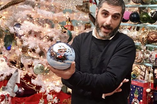 Θεσσαλονίκη: το κατάστημα με τα vintage στολίδια προσφέρει από καρυοθραύστες ως κολιμπρί