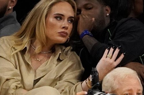 Αντέλ: Βέρα στο αριστερό και χαμόγελα στο γήπεδο