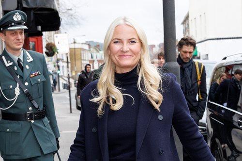 Η πριγκίπισσα της Νορβηγίας Μέτε-Μάριτ φόρεσε τα πιο εκκεντρικά μποτάκια