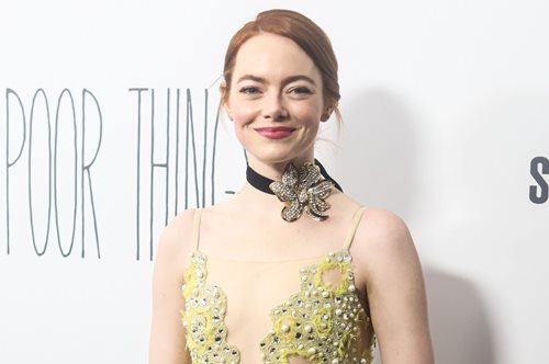 Έμμα Στόουν: Η custom made δημιουργία του οίκου Louis Vuitton είναι όλη κεντημένη με κρύσταλλα και πέρλες