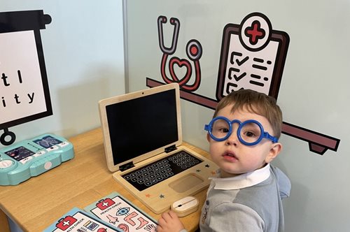 Ο Τέντι Χομπς στα τρία του χρόνια έγινε το νεότερο μέλος της Mensa