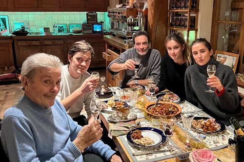 Η οικογένεια Ντελόν αλληλοσπαράσσεται: Ο ηθοποιός και η κόρη του μηνύουν τον γιο του, Άντονι μετά τη 